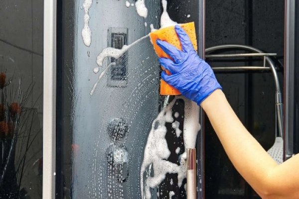 Duşakabin ve Banyo Camındaki Kireç Nasıl Temizlenir?